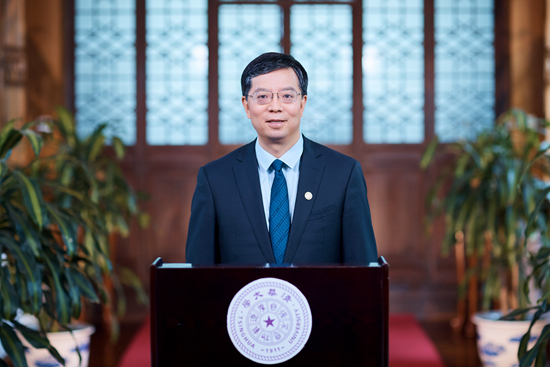 專(zhuan)訪清(qing)華大(da)學(xué)校長(zhang)邱勇：世間上百(bai)年(nian)名(míng)校無非(fei)育